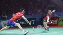 Pasangan Malaysia, Tan Kian/Lai Peng berusaha mengembalikan kok saat melawan Tontowi Ahmad/Liliyana Natsir pada babak pertama Indonesia Open 2018 di Istora Senayan, Jakarta, (3/6/2018). Tontowi/Liliyana menang 21-11 21-14. (Bola.com/Nick Hanoatubun)