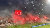 Suporter Bali United di tribun utara Stadion Kapten I Wayan Dipta saat menyalakan kembang api dan flare dalam pekan ke-33 BRI Super League 2025/2026 menghadapi Bhayangkara Presisi Lampung FC. (Alit Binawan/Bola.com)