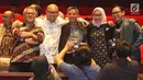 Ketua KPU Arief Budiman (kiri) bersama anggota KPU foto bersama sebelum nobar film perdana, Suara April di Jakarta, Jumat (15/3). Film tersebut sebagai bentuk sosialisasi jelang Pilpres dan Pileg pada 17 Apri 2019. (Liputan6.com/Johan Tallo)