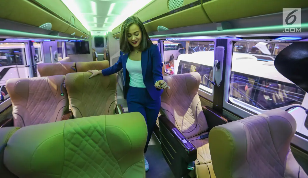 Model melintas di dalam bus single doubel decker (SDD) pada gelaran GAIKINDO Indonesia International Auto Show (GIIAS) 2019 di ICE BSD, Tangerang, Jumat (19/9/2019). (Liputan6.com/Ferbian Pradolo)