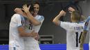 Penyerang Uruguay, Edinson Cavani, merayakan gol yang dicetak Darwin Nunez saat menghadapi Kolombia pada laga kualifikasi Piala Dunia 2022 zona CONMEBOL di Estadio Metropolitano Roberto Melendez, Sabut (14/11/2020) dini hari WIB. Uruguay menang 3-0 atas Kolombia. (AFP/Raul Arboleda)