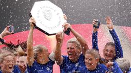 Para pemain Chelsea mengangkat trofi saat melakukan selebrasi usai menjuarai FA Women's Community Shield di Stadion Wembley, Sabtu (29/8/2020). Chelsea menang 2-0 atas Manchester City. (Justin Tallis/Pool via AP)