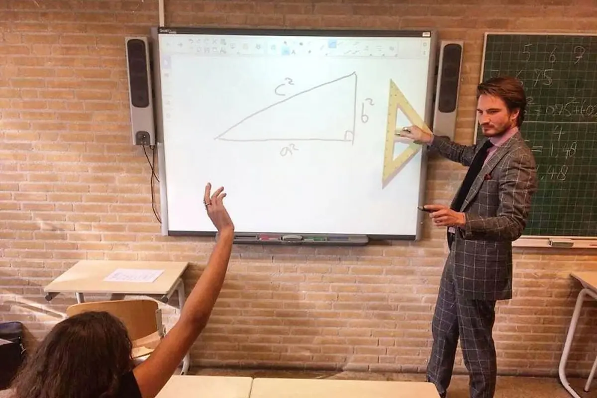 [Bintang] Tergemas! Kamu Pasti Bakal Salfok Diajar Guru Matematika Ganteng Ini