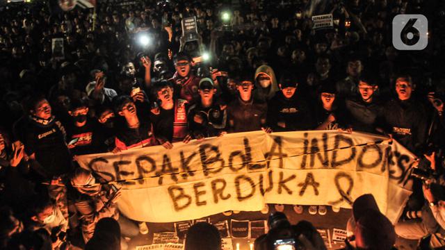 Aksi Seribu Lilin untuk Korban Kerusuhan Kanjuruhan di GBK