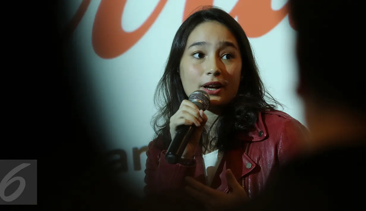 Aktris Tatjana Saphira memberikan komentar saat menghadiri kampanye #rayakannamamu yang digelar Coca-Cola Indonesia di Jakarta, Rabu (13/1/2016). Tatjana Saphira mendukung kampanye melawan bullying verbal. (Liputan6.com/Herman Zakharia)