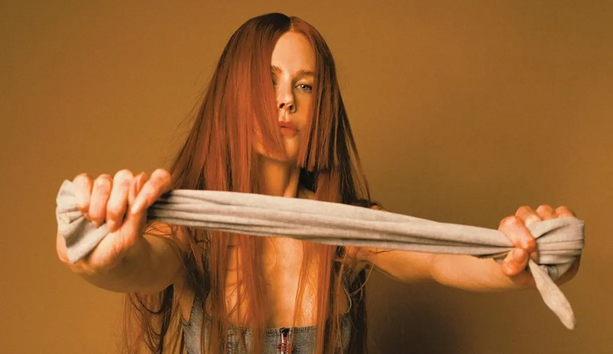 Mengenakan bralette denim dan baggy jeans denim, lagi-lagi tampilan Nicole Kidman sukses pamerkan otot perutnya. Gaya ini sekilas menyerupai gaya Avril Lavigne yang jaya di era 90-an. (Foto: Instagram/ ThePerfectMagazine)