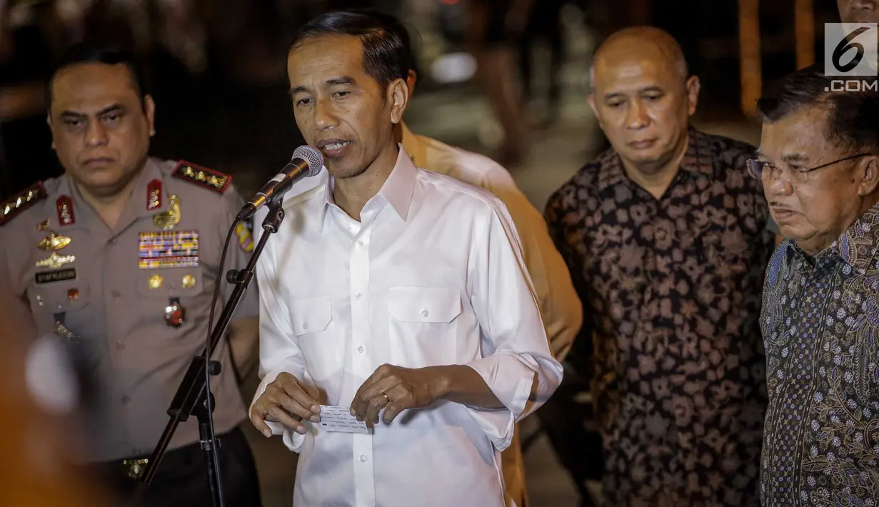 Presiden Jokowi memberikan keterangan pers Bom Kampung Melayu di Terminal Kampung Melayu Kamis (25/5) malam. Jokowi meminta kepada  masyarakat Indonesia  tetap tenang dan menjaga kesatuan. (Liputan6.com/Faizal Fanani)