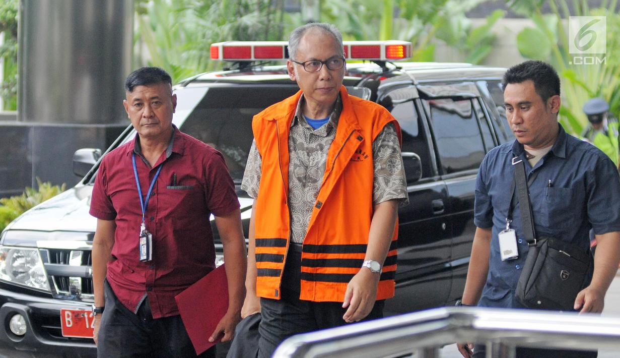 Suasana saat dr Bimanesh Sutarjo tiba di Gedung KPK , Jakarta, Rabu (31/1). Penyelidikan KPK mengindikasikan adanya upaya menghalang-halangi proses penyidikan Setya Novanto oleh dr Bimanesh Sutarjo. (Liputan6.com/Herman Zakharia)