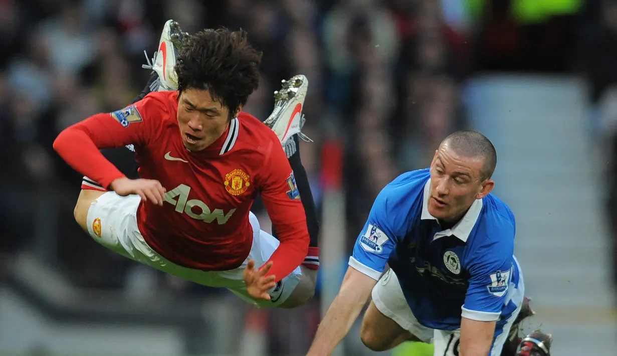 Park Ji Sung. Manchester United mendatangkan gelandang serang asal Korea Selatan yang kini menjabat pelatih tim remaja QPR ini pada awal musim 2005/2006 dari klub Eredivisie PSV Eindhoven dengan nilai transfer 7,3 juta euro. Bersama MU ia tampil sesuai harapan dengan kekuatan determinasinya yang tinggi di lini tengah Setan Merah sehingga menjadi salah satu pemain pujaan para fans Manchester United. Bertahan selama 7 musim, ia total tampil dalam 204 laga di semua ajang dengan torehan 28 gol dan 30 assist. (AFP/Andrew Yates)