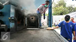 Badan Narkotika Nasional (BNN) memusnahkan 164 kg barang bukti narkotika jenis sabu, Jakarta, Selasa (15/12). Ratusan kilo sabu tersebut merupakan hasil pengungkapan dari 5 kasus berbeda. (Liputan6.com/Yoppy Renato)