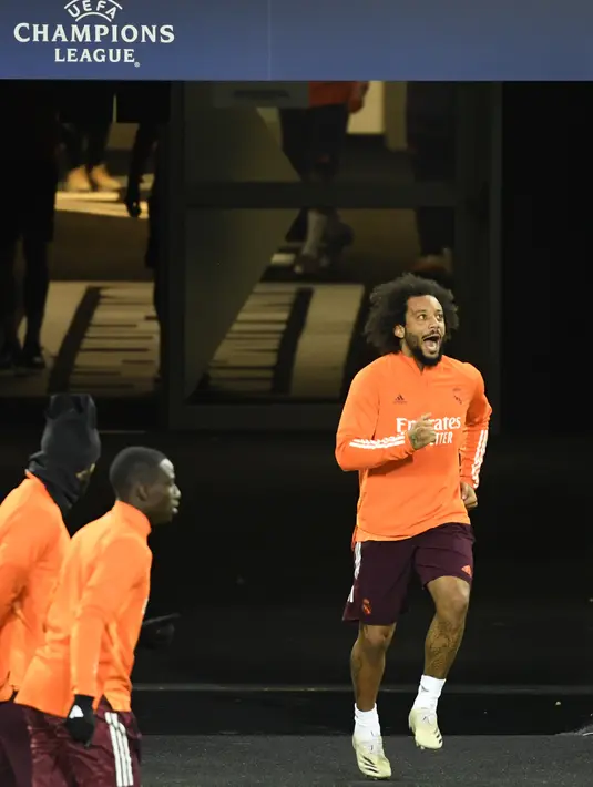 Bek Real Madrid Brasil Marcelo tiba untuk sesi latihan di Borussia-Park, Jerman (26/10/2020). Real Madrid akan bertanding melawan Borussia Moenchengladbach pada grup B Liga Champions. (AFP/Ina Fassbender)