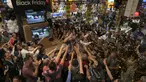 Pembeli membeli perangkat TV di supermarket selama penjualan Black Friday di Sao Paulo, Brasil, Kamis (23/11/2023). Warga Brasil menyerbu supermarket selama perayaan Black Friday di negara tersebut. (NELSON ALMEIDA/AFP)