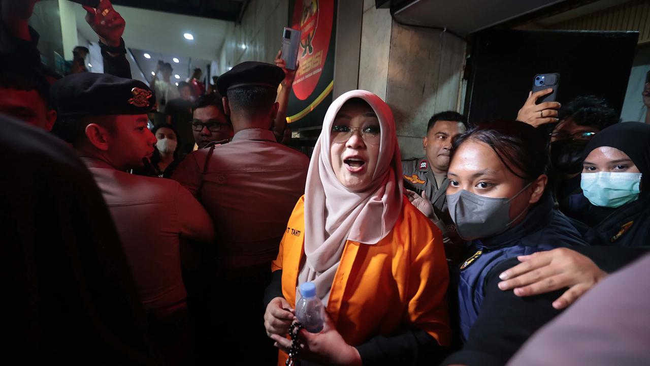 FOTO: Roy Suryo dan Dokter Tifa Dibawa ke Rumah Sakit Polri Usai Ditangkap