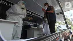 Menteri Parekraf Sandiaga Salahuddin Uno menyapa tenaga kesehatan pada acara pelepasan Mobil Vaksin Keliling, di Jakarta Rabu (10/11/2021). Mobil Vaksin yang merupakan bentuk kolaborasi RedDoorz dan Kemenparekraf akan menempuh Jakarta hingga Labuan Bajo. (Liputan6.com/Fery Pradolo)