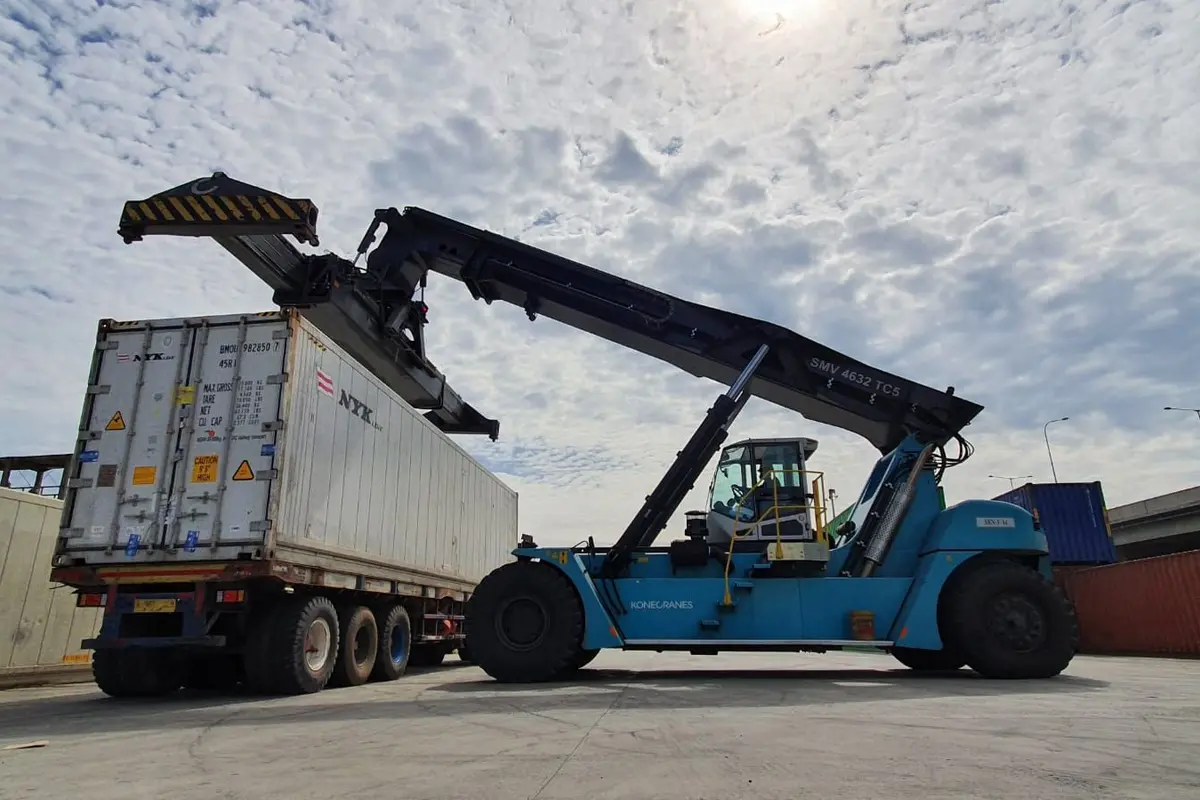 Perum Bulog mendatangkan 12.000 ton daging impor di New Priok Container Terminal One (NPCT1), Tanjung Priok, Jakarta, Sabtu (5/3/2022). (Dok Bulog)