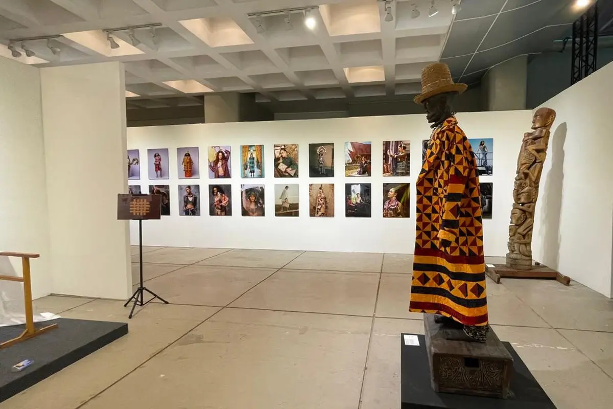 Menenun Warisan Budaya Indonesia dengan Sentuhan Keberlanjutan dalam Pameran The Flying Cloth oleh Merdi Sihombing