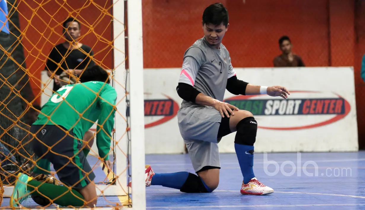 Ekspresi Kiper Timnas Futsal, Nazil usai gawangnya kebobolan lewat sepakan pemain Blacksteel Manokwari pada laga uji coba jelang AFF Championship 2017 Thailand di Tifosi Sport Center, Selasa (16/1/2016). Timnas menang 8-6. (Bola.com/Nicklas Hanoatubun)