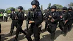 Petugas Kepolisian RI berbaris selama parade keamanan dalam persiapan untuk gelaran Annual Meetings IMF-World Bank di Bali, Kamis (4/10). Indonesia menjadi tuan rumah Pertemuan tahunan IMF dan Bank Dunia pada 8 - 14 Oktober 2018. (AP/Firdia Lisnawati)