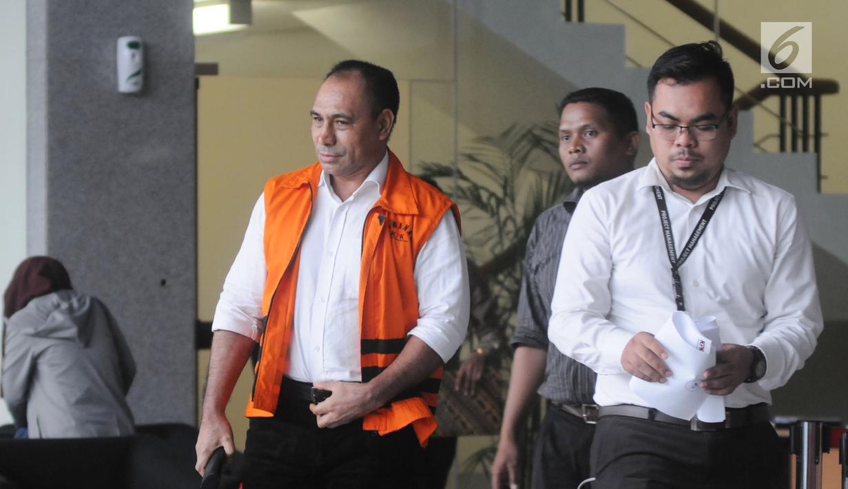 Bupati Ngada nonaktif Marianus Sae usai menjalani pemeriksaan lanjutan di Gedung KPK Jakarta, Selasa(8/5). Marianus diperiksa sebagai tersangka terkait kasus dugaan suap proyek infrastruktur di Kabupaten Ngada, NTT. (Merdeka.com/Dwi Narwoko)