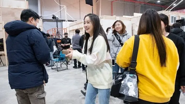 Kim Tae Hee memberikan cokelat Valentina untuk kru Hi Bye, Mama (tvN via Soompi)