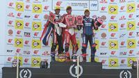 Momen Herjun Atna Firdaus (tengah) raih podium pertama di ARRC Mandalika 2025 kelas SS600. (Astra Honda)