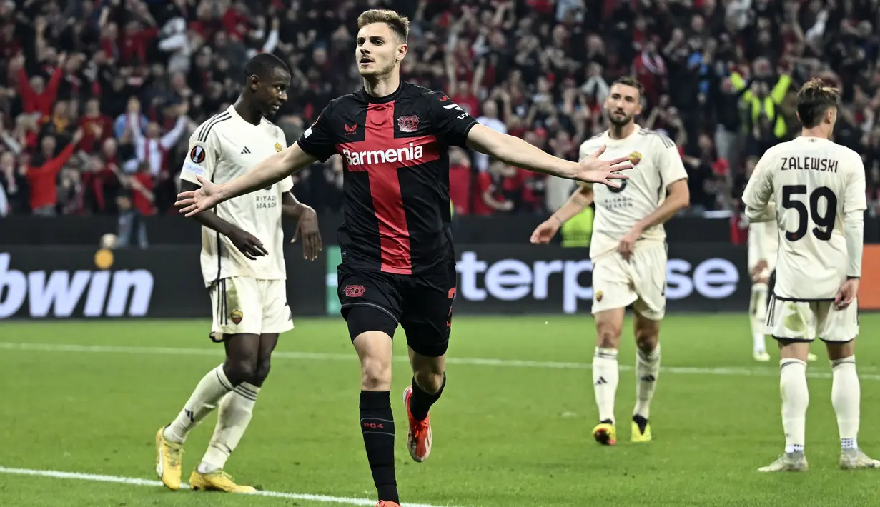 Selebrasi bek Bayer Leverkusen, Josip Stanisic setelah mencetak gol penyeimbang 2-2 ke gawang AS Roma pada laga leg kedua semifinal Liga Europa 2023/2024 di BayArena, Leverkusen, Kamis (9/5/2024). (dpa via AP Photo/Bernd Thissen)