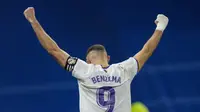 Penyerang Real Madrid, Karim Benzema berselebrasi usai mencetak gol ke gawang Athletic Bilbao pada pertandingan lanjutan La Liga Spanyol di Santiago Bernabeu di Madrid, Spanyol, Kamis (2/12/2021). Real Madrid menang tipis atas Atletico Bilbao 1-0. (AP Photo/Bernat Armangue)