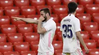 Pemain Real Madrid, Nacho Fernandez, melakukan selebrasi usai mencetak gol ke gawang Athletic Bilbao pada laga Liga Spanyol di Stadion San Mames, Minggu (16/5/2021). Real Madrid menang dengan skor 1-0. (AFP/Ander Gillenea)