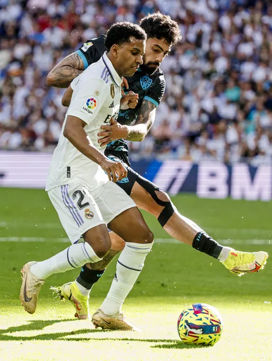 <p>Gol Real Madrid lain dicetak oleh Rodrygo, sedangkan dua gol Almeria dicetak oleh Lazaro dan Lucas Robertone. (AP Photo/Pablo Garcia)</p>