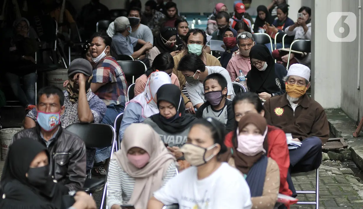 Warga saat antre layanan Kependudukan dan Catatan Sipil di Kantor Suku Dinas Dukcapil Jakarta Timur, Senin (15/6/2020). Layanan tatap muka Dukcapil Jaktim yang dibuka sejak Jumat (12/6) lalu disambut antusias warga yang ingin mengurus dokumen administrasi kependudukan. (merdeka.com/ Iqbal S Nugroho)