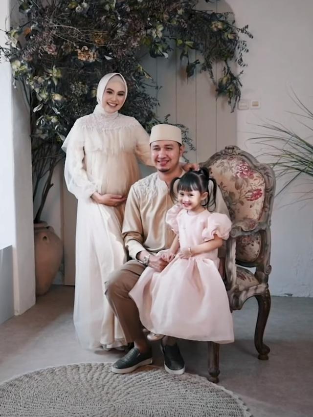 Kartika Putri pemotretan di usia kehamilan 8 bulan.