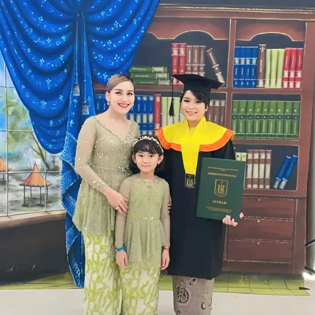 6 Potret Bahagia Wisuda Adik Ayu Ting Ting, Keluarga Tampil Kompak