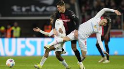 Pemain Bayer Leverkusen, Patrik Schick, berusaha melewati pemain Mainz dalam duel pekan ke-23 Bundesliga di Stadion BayArena, Sabtu (24/2/2024). (AP Photo/Martin Meissner)