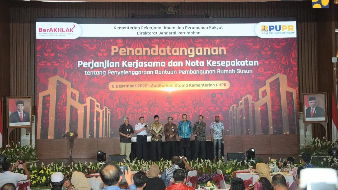 penandatanganan Nota Kesepakatan dan Perjanjian Kerja sama tentang Penyelenggaraan Bantuan Pembangunan Rumah Susun (Rusun) di Audotirum Kementerian PUPR, Jumat (9/12/2022). (Dok Kementerian PUPR)