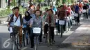 Pawai sepeda saat memperingati Hari Batik Nasional, Yogyakarta, Minggu (2/10). Tema kegiatan tersebut 'UGM Berbatik, Wujud Cinta Kami untuk Indonesia' (Liputan6.com/Boy Harjanto)