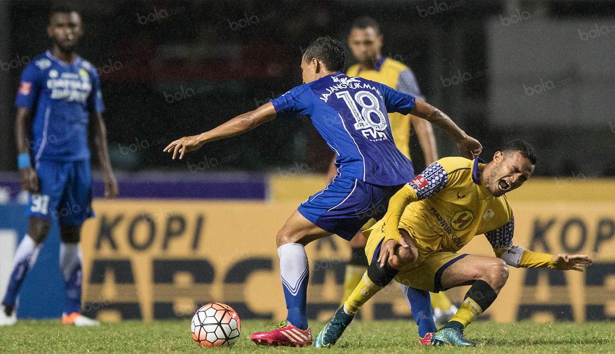 Pemain Barito Putera, Rizky Pora, dijatuhkan pemain Persib, Jajang Sukmara, pada laga TSC 2016 di Stadion Pakansari, Bogor, Jawa Barat, Sabtu (13/8/2016). Persib menang 2-0 atas Barito Putera. (Bola.com/Vitalis Yogi Trisna)