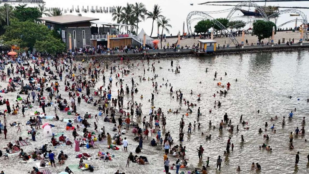 Ribuan warga berwisata di Pantai Ancol
