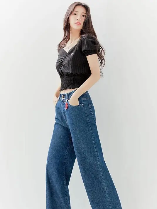 Padu padan blouse cropped dengan celana kulot ala Bae Suzy ini bikin tampilan kaki jenjang. (Instagram/suzybae__).