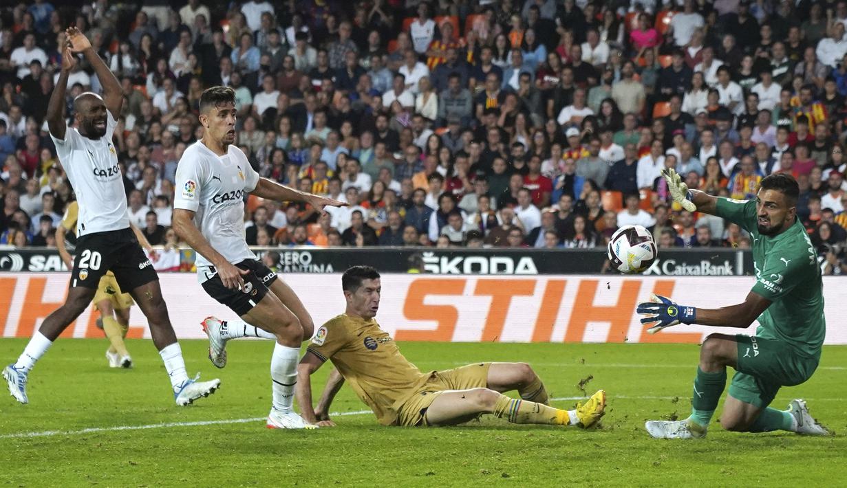 Tambahan gol ini membuat Robert Lewandowski menjadi top skor sementara La Liga Spanyol 2022/2023. (AP Photo/Alberto Saiz)