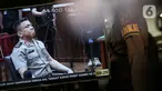 Sebuah layar TV menampilkan Mantan Kepala Divisi (Kadiv) Propam Irjen Ferdy Sambo menjalani sidang kode etik terkait kasus pembunuhan berencana terhadap Brigadir J alias Nofryansyah Yoshua Hutabarat di Gedung TNCC Mabes Polri, Jakarta, Kamis (25/8/2022). Sidang etik Ferdy Sambo yang digelar secara tertutup ini turut menghadirkan sejumlah saksi. (Liputan6.com/Faizal Fanani)