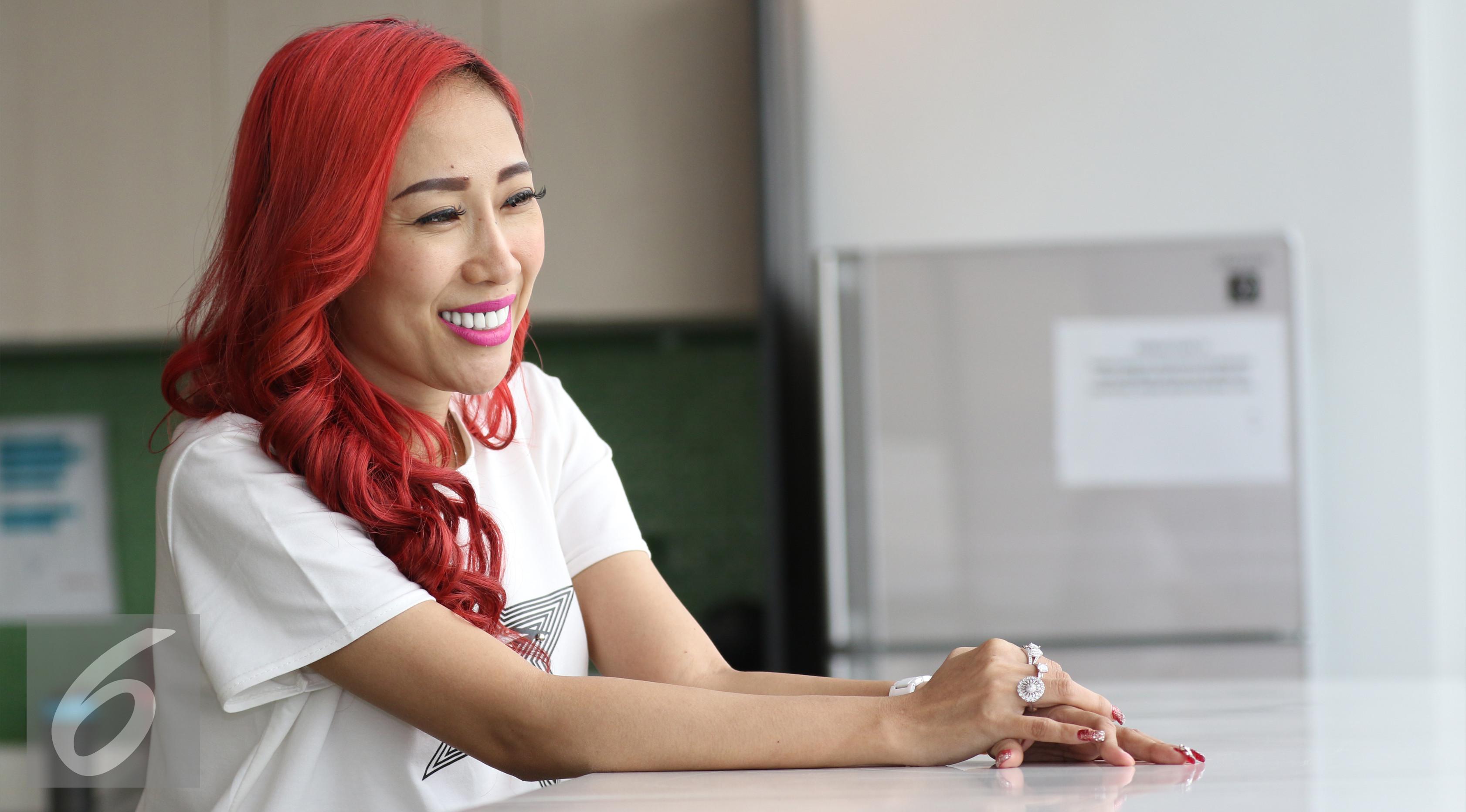 Penyanyi dangdut, Dewi Sanca saat mengisi acara Dear Haters di Liputan6.com, Jakarta (2/2). (Liputan6.com/Fatkhur Rozaq)