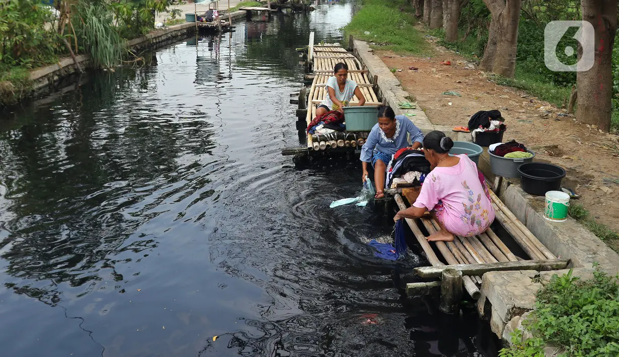 Sejumlah warga mencuci pakaian di Kali Cilemahabang yang menghitam di kawasan Karangbahagia, Kabupaten Bekasi, Jawa Barat, Selasa (7/9/2021). Warga berharap Pemerintah Kabupaten Bekasi menindaklanjuti sebab menghitamnya Kali Cilemahabang. (Liputan6.com/ Herman Zakharia)