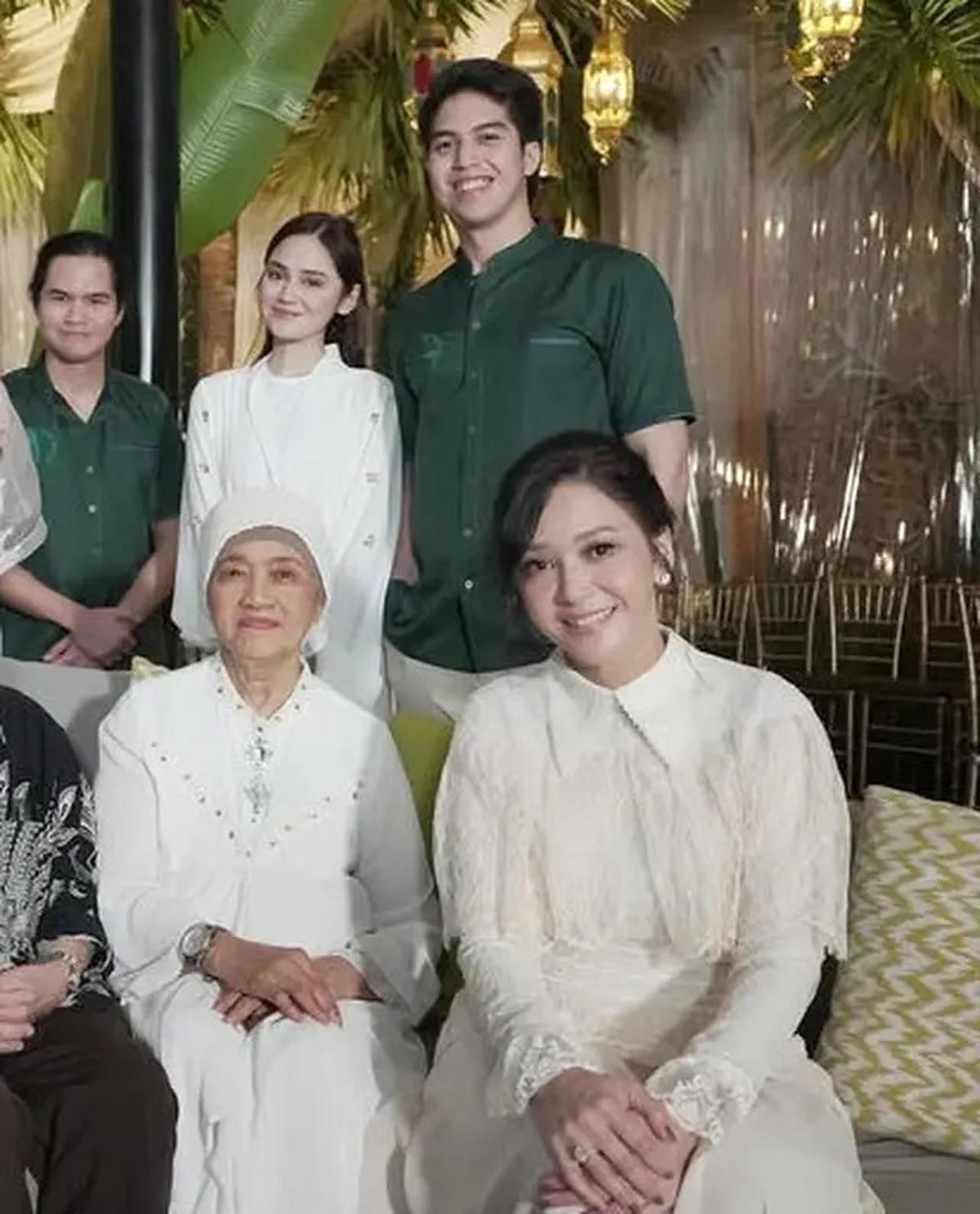 Tampilan Maia Estianty Dibalut Dress Putih Stunning Saat Halal Bihalal, Tak Kalah Stunning dengan Kedua Calon Menantu Good Looking