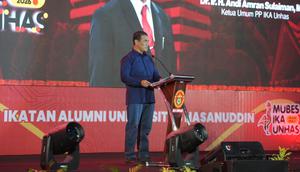 Amran Sulaiman secara aklamasi terpilih lagi jadi Ketua Ikatan Alumni Unhas periode 2026-2030. (Liputan6.com/ Fauzan)
