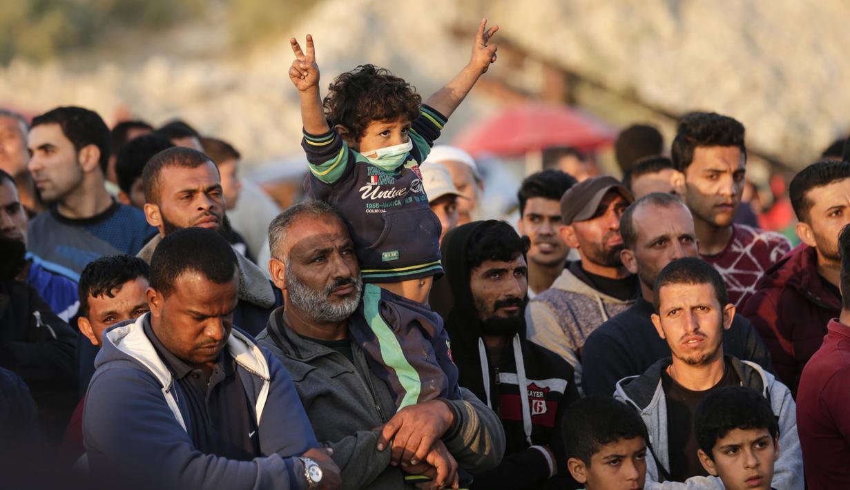 Warga Palestina yang sedang melakukan protes mendengarkan pemimpin Hamas Ismail Haniya berpidato di Israel-Gaza (9/4). (AFP Photo/Mahmud Hams)