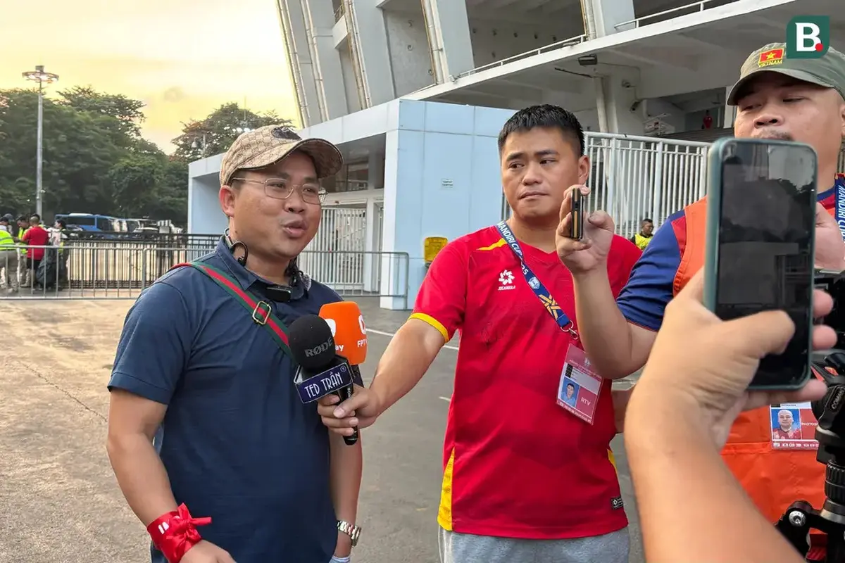 Suporter Timnas Vietnam U-23, Ali Bao hadir langsung di Stadion Utama Gelora Bung Karno, Jakarta untuk menyaksikan final Piala AFF U-23 2025, Selasa (29/7/2025) (Bola.com/Hery Kurniawan)