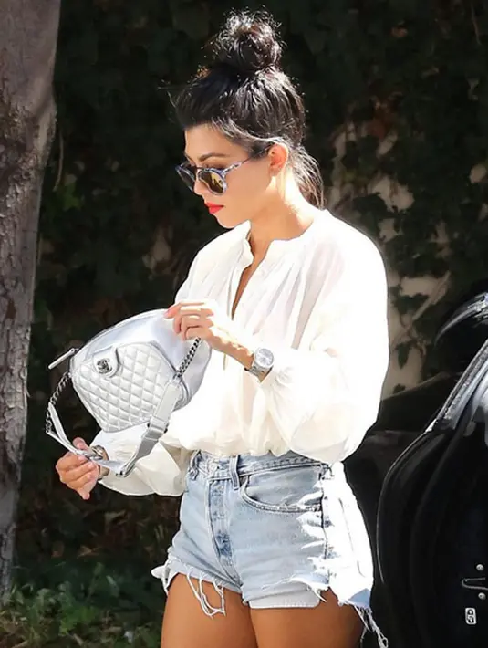 Menurut Kourtney Kardashian, kue tradisi Natal yang dibuat bersama anak-anaknya itu sangat sehat karena terbuat dari bahan dasar alami. Ia pun tidak khawatir lantaran bisa berpesta dengan cara yang sehat. (Instagram/Kourtneykardashian)