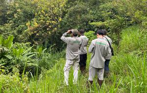 Tim FLIGHT bersama Polhut saat patroli rutin di Tahura Wan Abdul Rachman, Lapmung. (Liputan6.com/ Ardi Munthe).