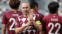 Andres Iniesta. Serupa dengan Lionel Messi, Andres Iniesta yang juga masih aktif bermain di Liga Jepang bersama Vissel Kobe dan terikat kontrak hingga Januari 2024 juga mendapat lampu hijau dari Joan Laporta jika ingin kembali memperkuat Barcelona. (AFP/Karim Jaafar)
