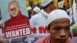 Massa membawa poster Biksu Ahsin Wirathu saat aksi di depan Kedubes Myanmar, Jakarta, Rabu (27/5/2015). Mereka mengecam aksi teroris yang dilakukan Biksu Ahsin Wirathu kepada etnik Rohingya. (Liputan6.com/Johan Tallo)